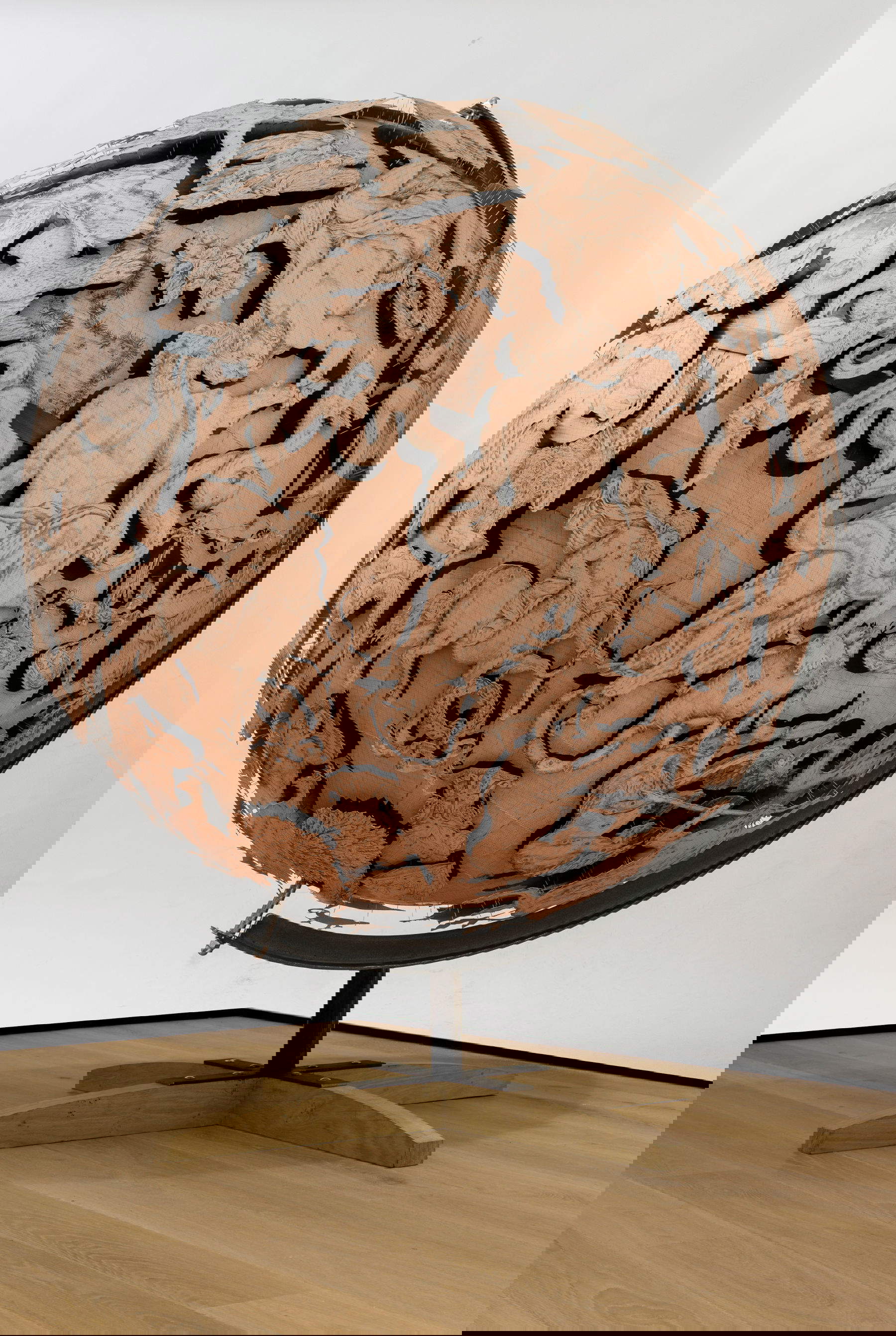 Pietro Ruffo, Constellation Globe (2024; inchiostro e intagli su carta intelata, sfera in legno centinato e struttura in ferro, 210 &times; 165 &times; 165 cm) Su concessione dell&rsquo;artista, Roma