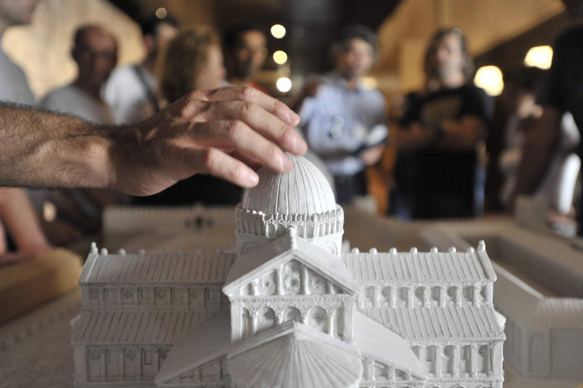 Una visita tattile a Pisa