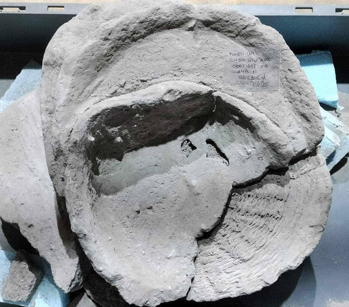 Des paniers empilés en cours d'excavation