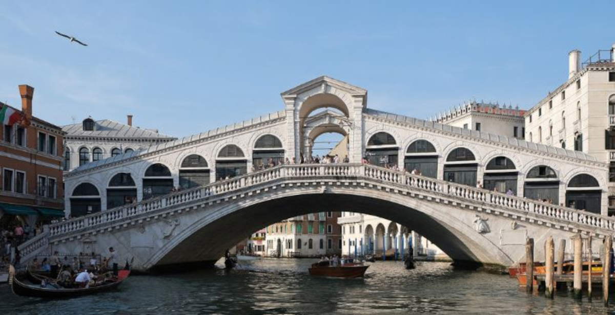 El Grinch de los paquetes llega a Venecia: se estrella contra el puente de Rialto