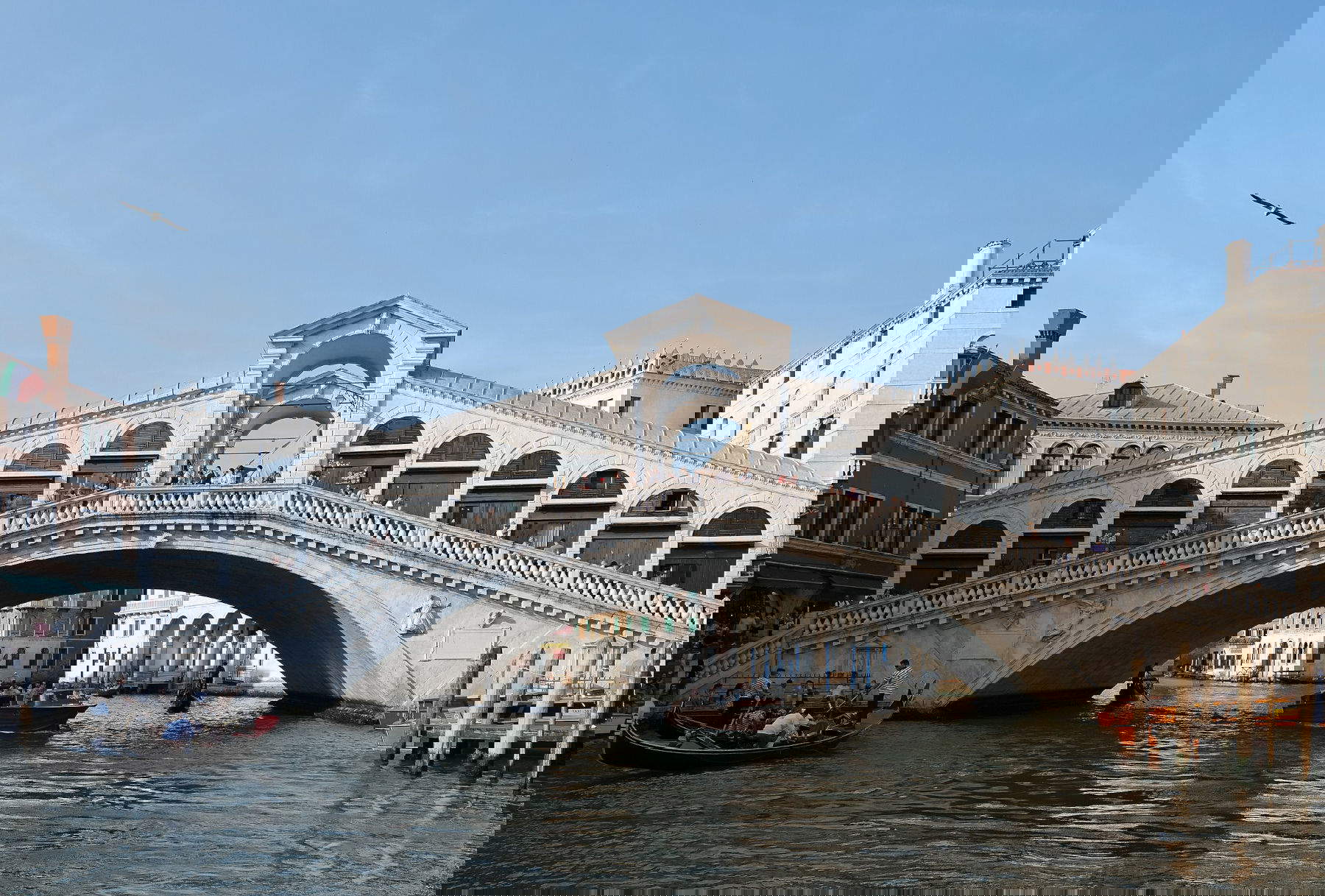 El puente de Rialto en Venecia. Foto: Wikimedia Commons - Kallerna
