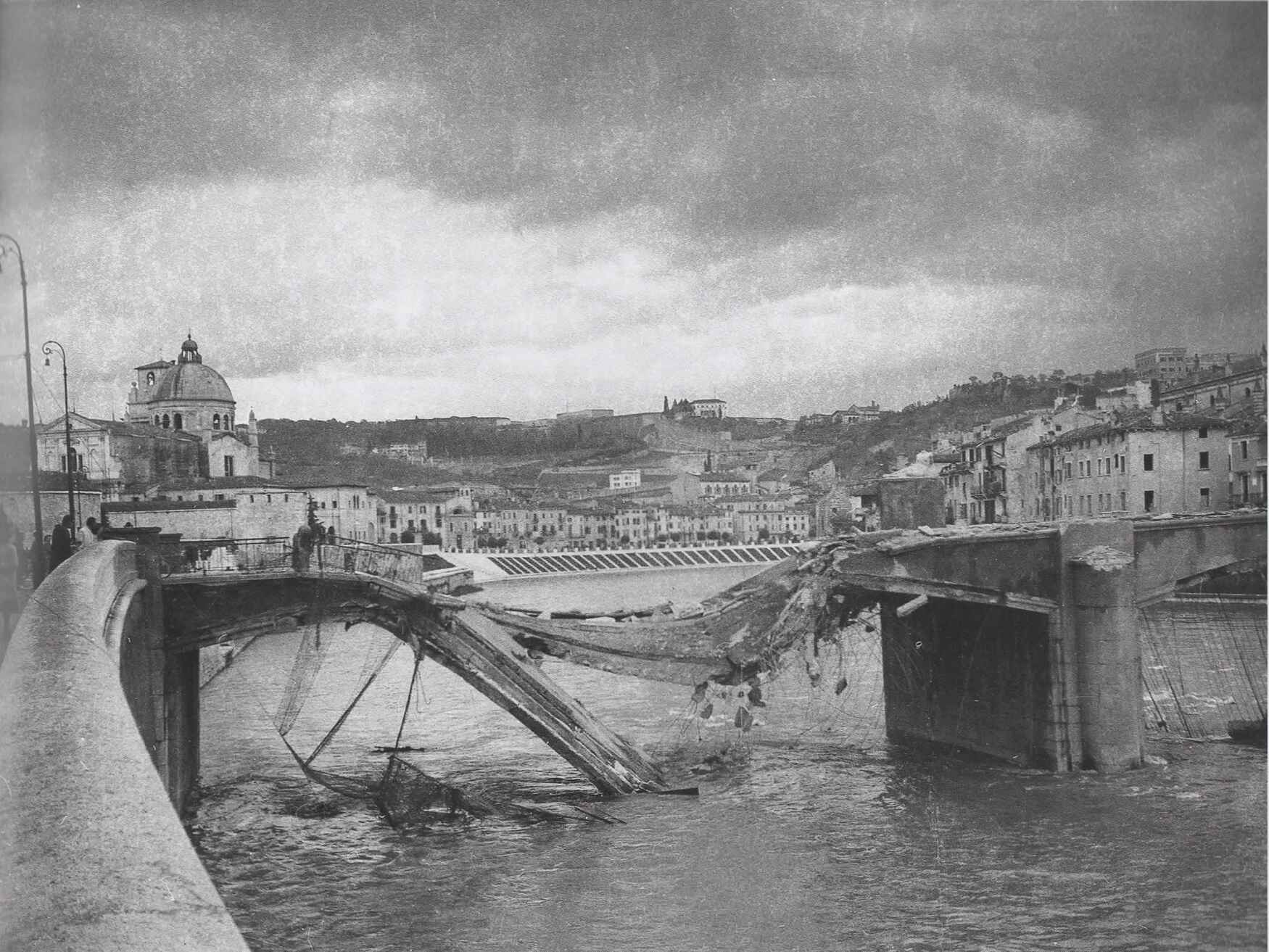 Il Ponte Garibaldi fatto saltare dai tedeschi in ritirata il 25 aprile 1945 (1945; Fotografia; Verona, Biblioteca Civica). Fondo fotografico Mario Cargnel.