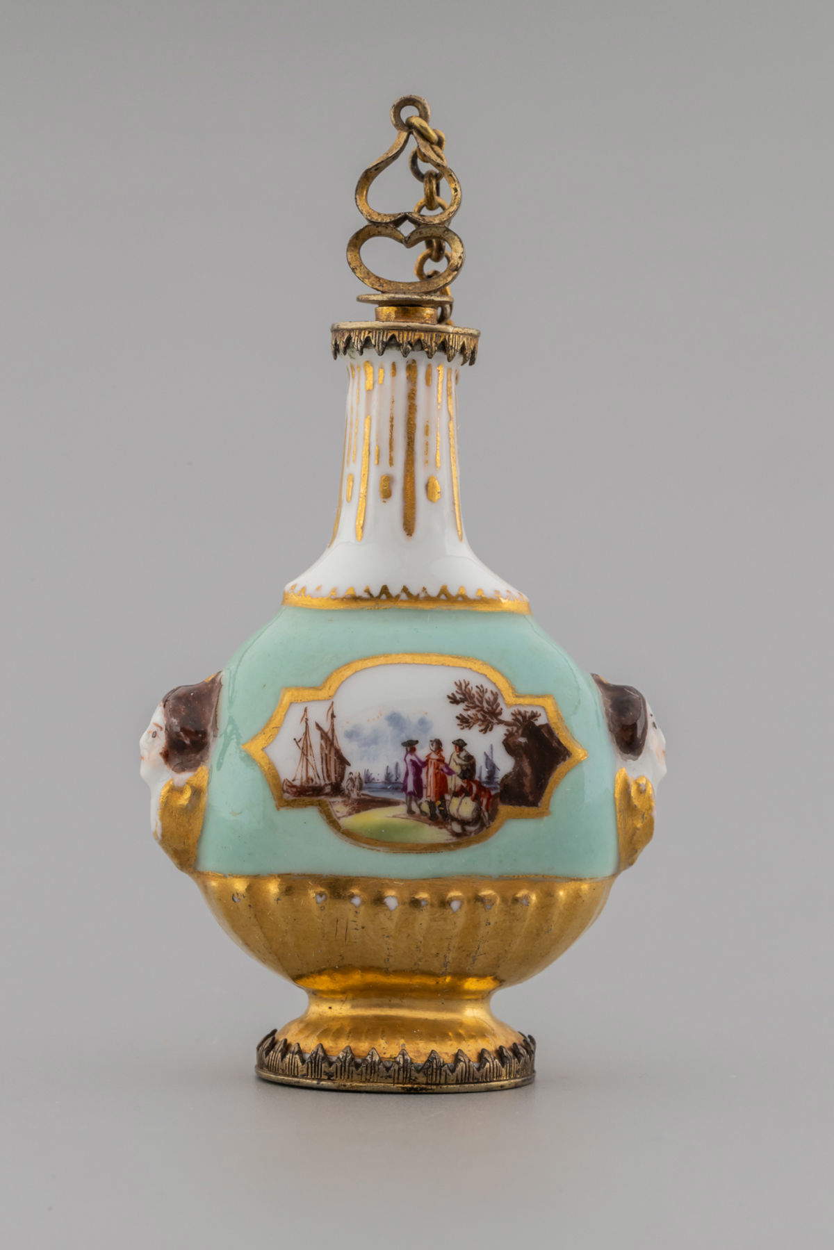 Parfümhalter in Form einer Pilgerflasche mit zwei Masken; Dekor mit Hafenszenen in mischlinearen Reserven auf himmelblauem Grund; Stopfen und Sockel aus Silber (um 1735; Meissener Manufaktur)