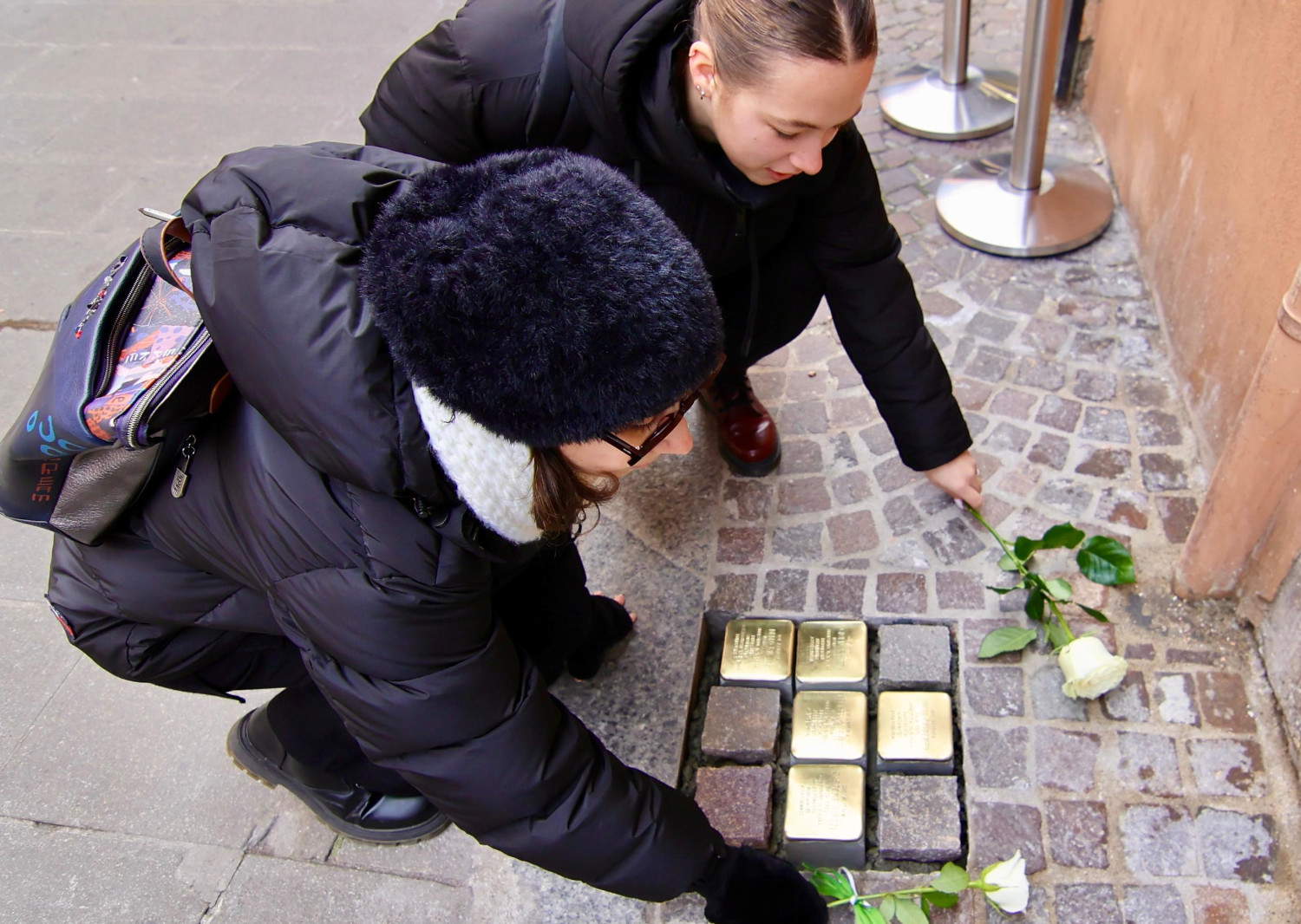 Ferrara, colocación de los 15 primeros adoquines dedicados a las víctimas judías ferrarenses de la Shoah