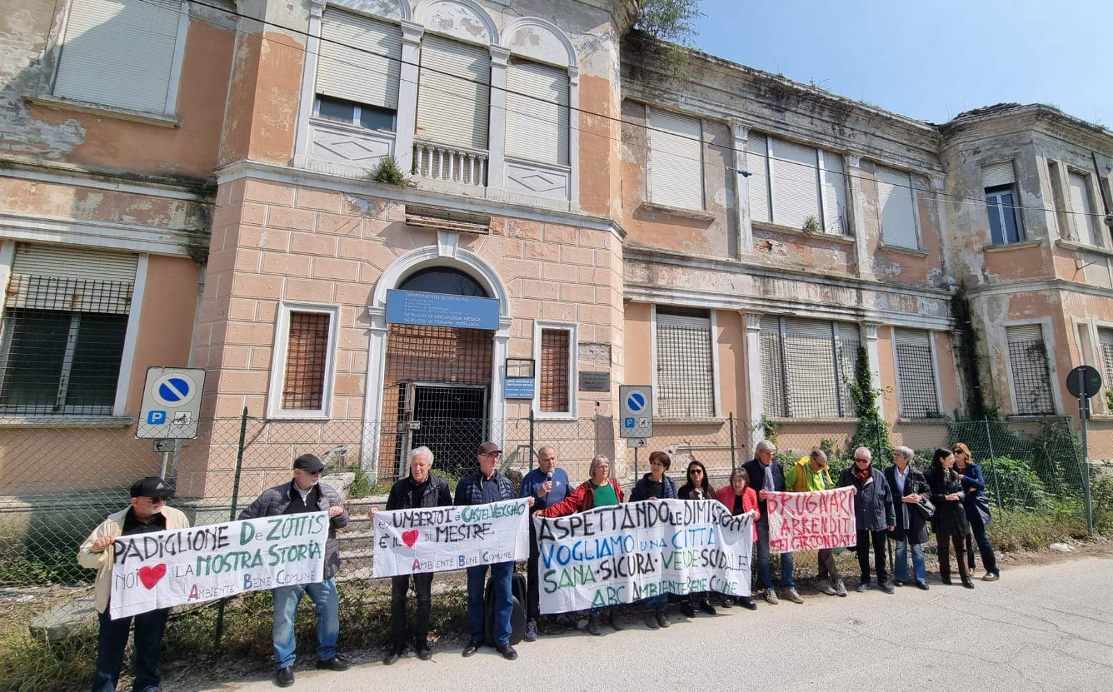 Presidio all'ex Umberto I dello scorso aprile. Foto: Comitato Ex Umberto I Bene comune