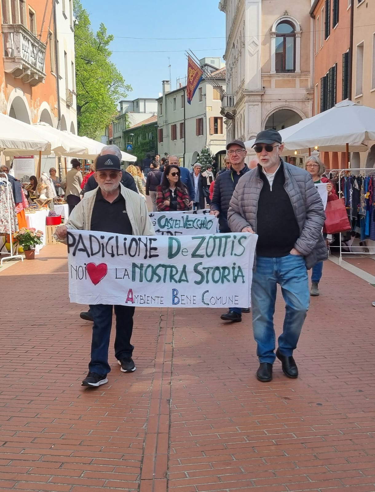 Presidio all'ex Umberto I dello scorso aprile. Foto: Comitato Ex Umberto I Bene comune