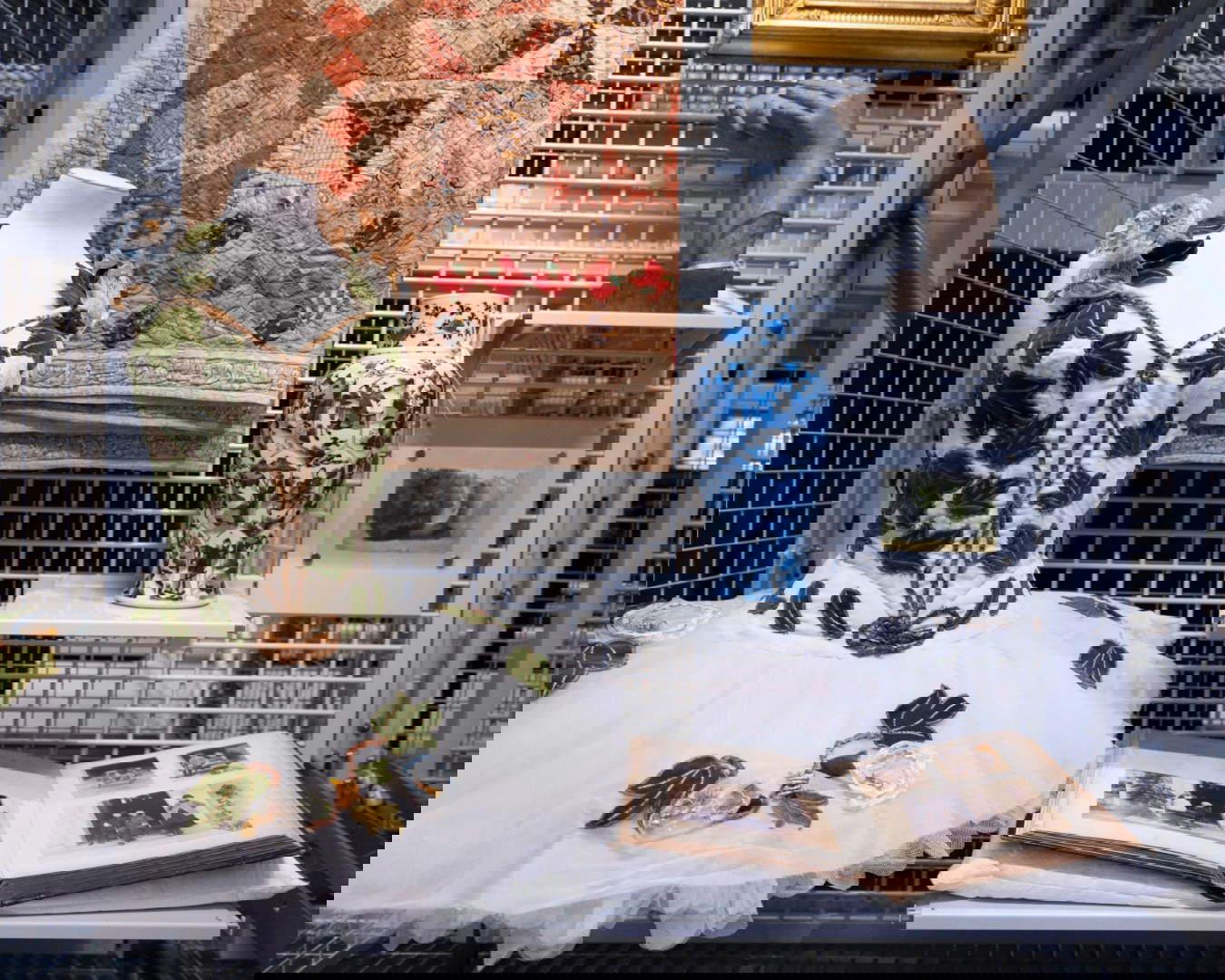 Oggetti in mostra, tra cui un costume da balletto, un vaso della dinastia Qing, una scultura, un album fotografico