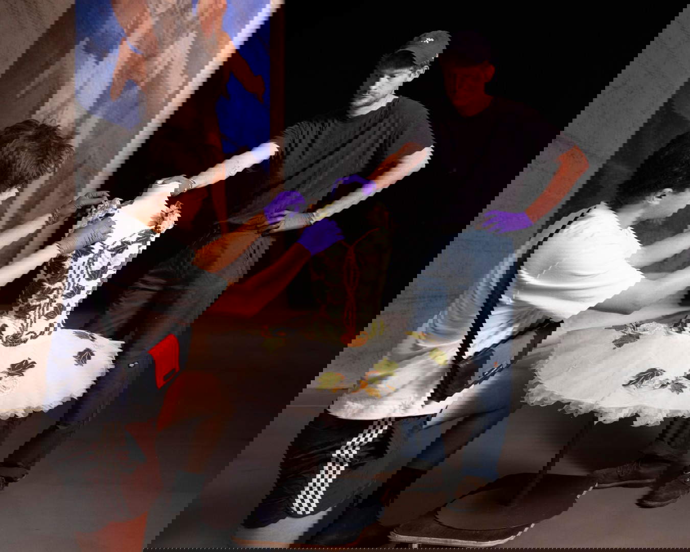 Personale esamina il costume da balletto della Fata delle radure del bosco, davanti a Le Train Bleu di Picasso