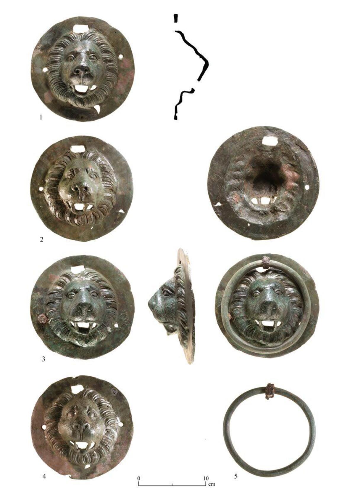 Le quattro maniglie in bronzo a forma di testa di leone di Khirbat Ibreika. Foto: D. Gazit; disegno: A. Gyerman Levanon; tavola: Y. Gumenny.