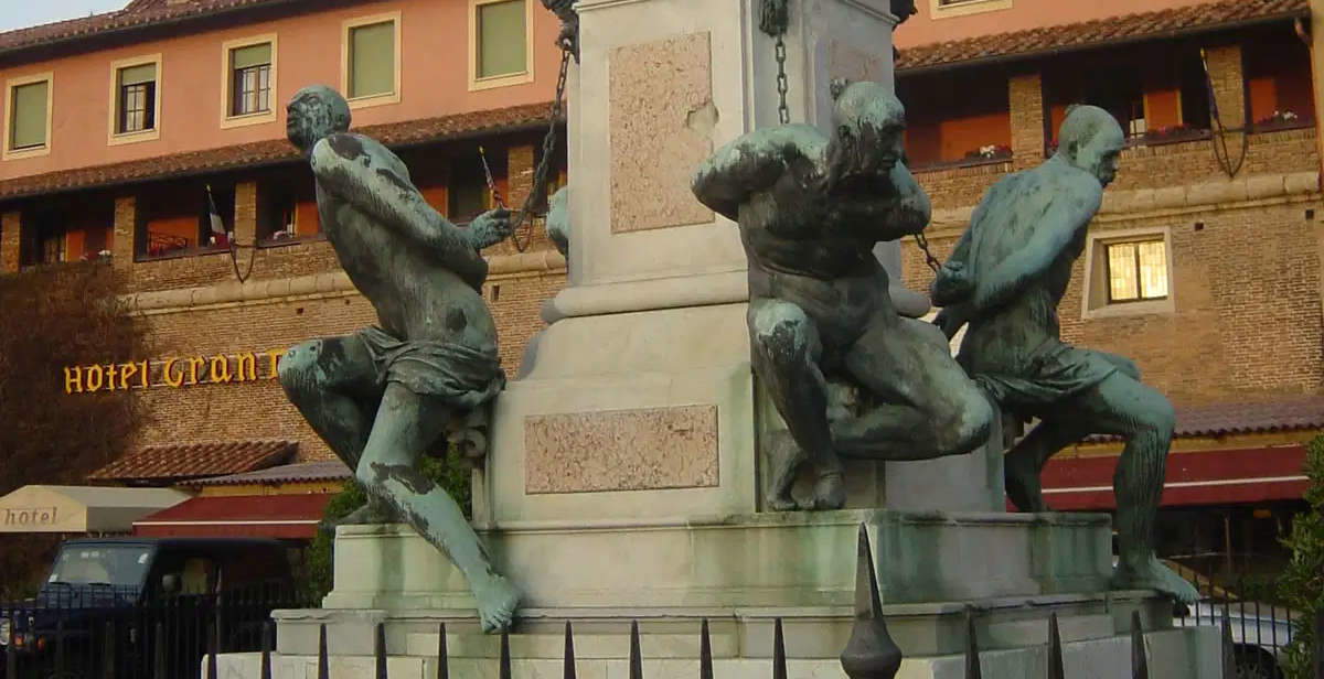 Livorno, die Quattro Mori werden... befreit: eine Kunstinstallation verwandelt sie in Badende