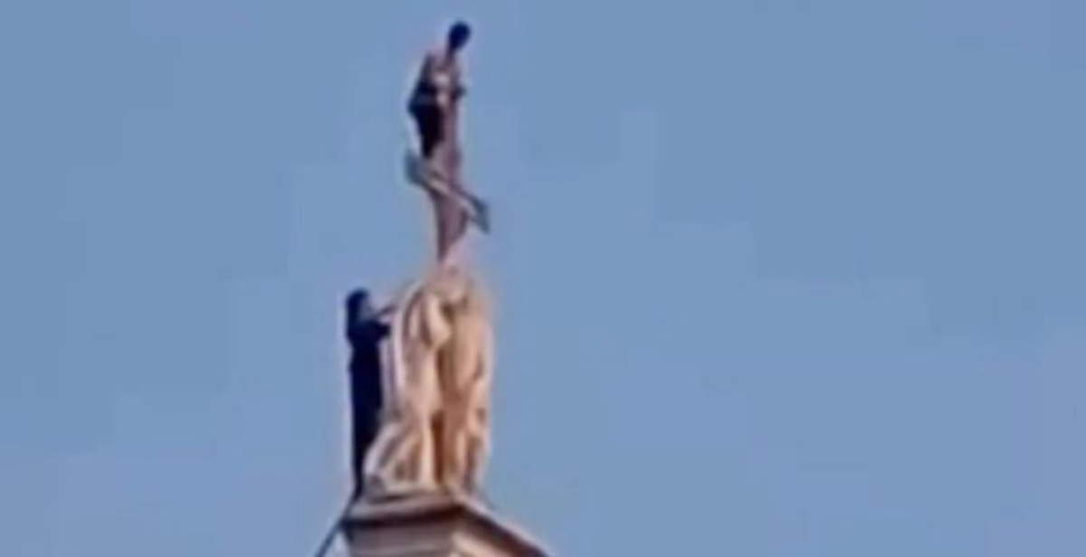 Dos chicos suben a la Basílica de la Santa Cruz de Florencia para hacerse un selfie: vídeo en las redes sociales