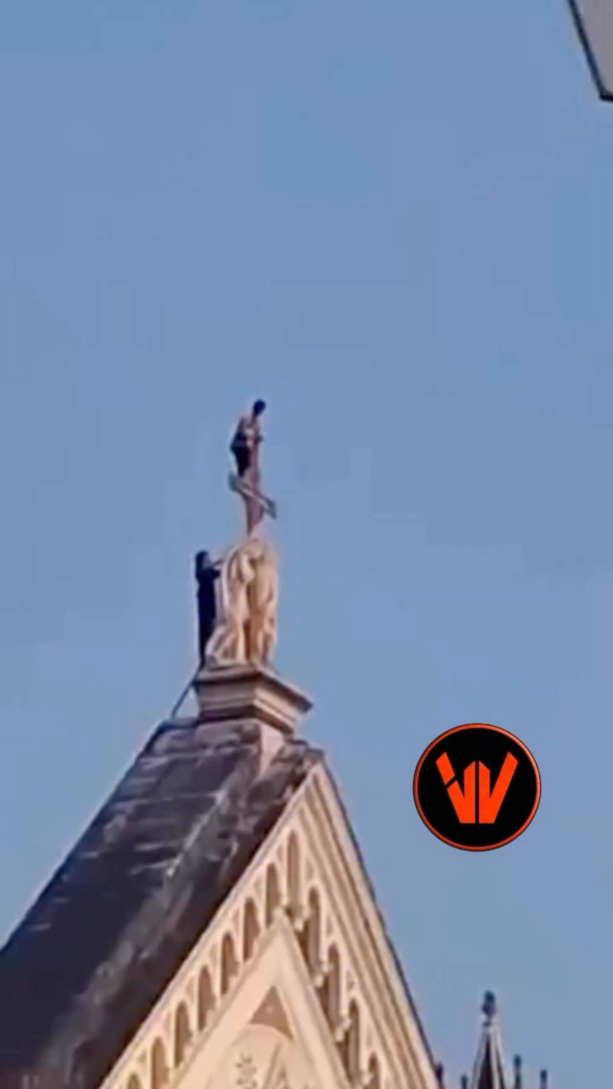 Two boys climb the Basilica of Santa Croce in Florence for a selfie: video on social media. Screenshot captured by Welcome to Favelas profile.
