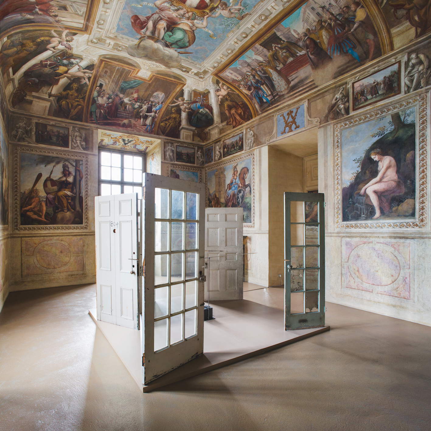 Rebecca Horn, Cutting Through the Past (1992-1993 ; 5 portes, tige métallique, moteur, 220 x 307 x 306 cm ; Turin, Castello di Rivoli Museo d'Arte Contemporanea) Photo © Renato Ghiazza, Turin