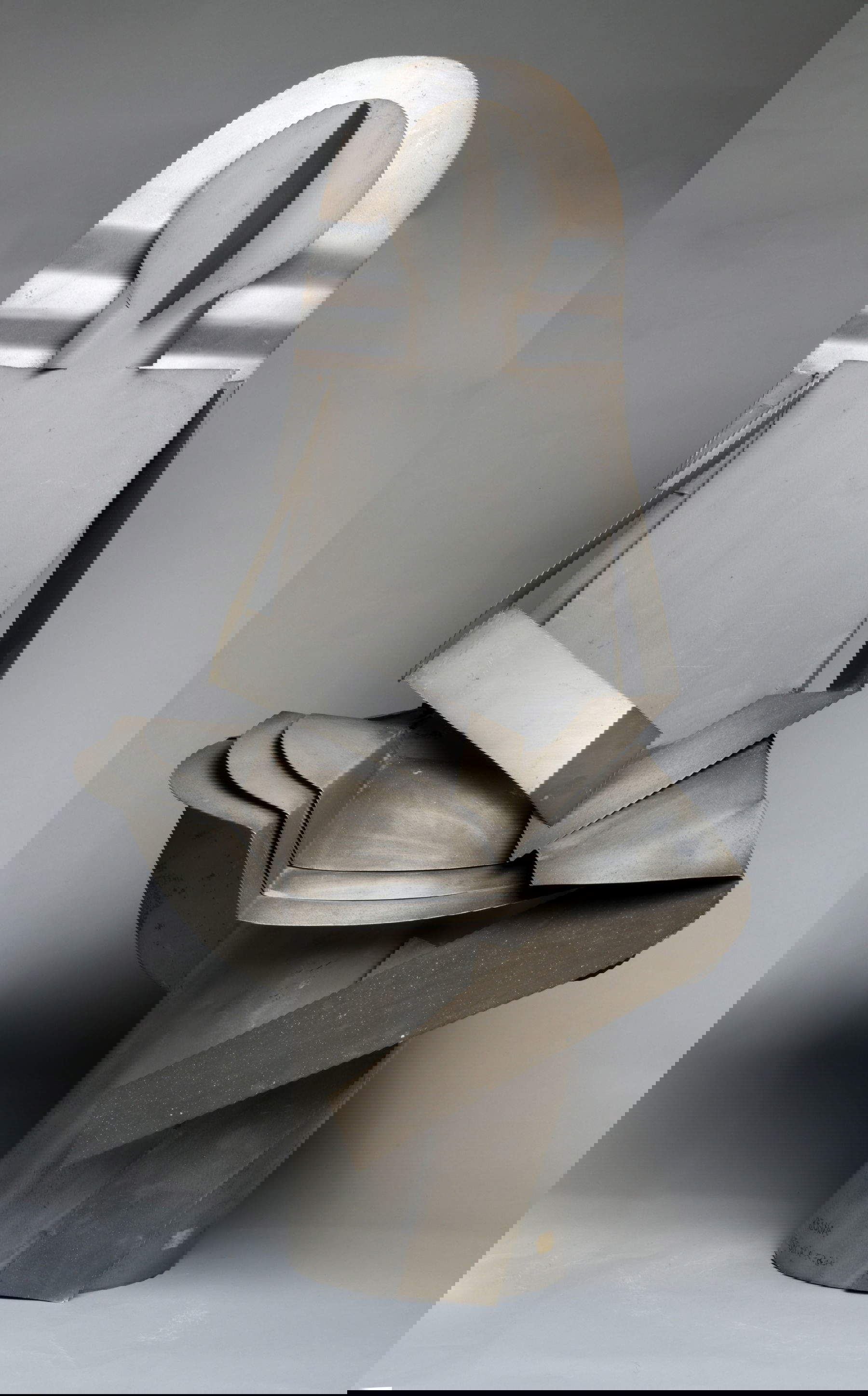 Regina Cassolo, Aerosensibilit&agrave; (1935). L'esile scultura rappresenta una figura femminile seduta su di uno sgabello di forma cilindrica, con le gambe accavallate e le braccia conserte. Indossa una gonna a balze, una sorte di tut&ugrave; e presenta una lunga chioma ad onde, coerente con la moda dell'epoca. Il lungo volto ovale &egrave; privo di caratterizzazione fisionomica e di dettagli, salvo per la presenza di una sorta di sottile mezzaluna che percorre il viso in verticale dividendolo in due porzioni simmetriche (Sezione 3).