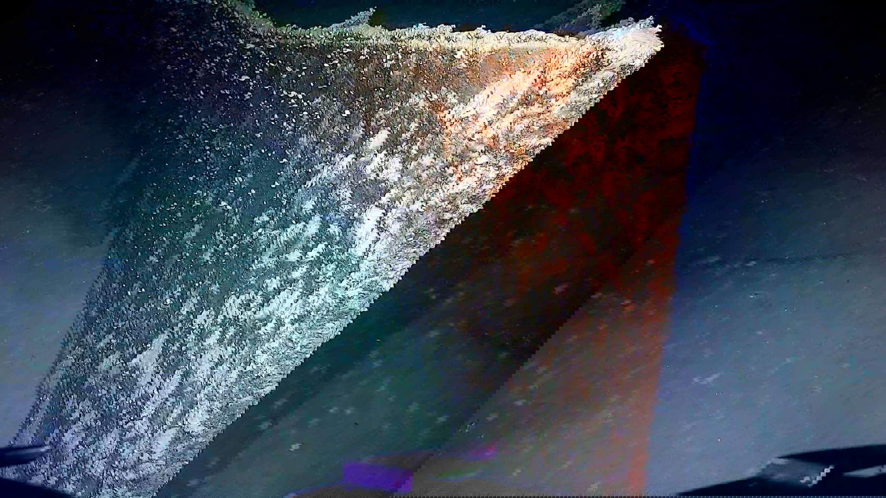 Nahaufnahme des Buges des Rumpfes des SD Friedrichshafen II auf dem Meeresgrund des Bodensees. Foto LAD/Marcel Edel