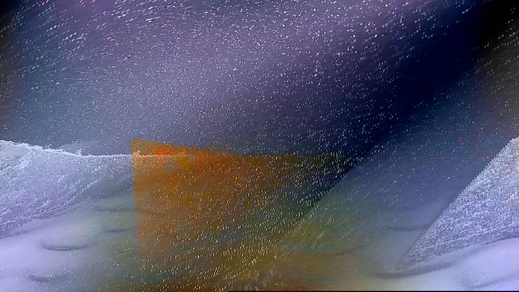 Nahaufnahme des Buges des Rumpfes des SD Friedrichshafen II auf dem Meeresgrund des Bodensees. Foto LAD/Marcel Edel