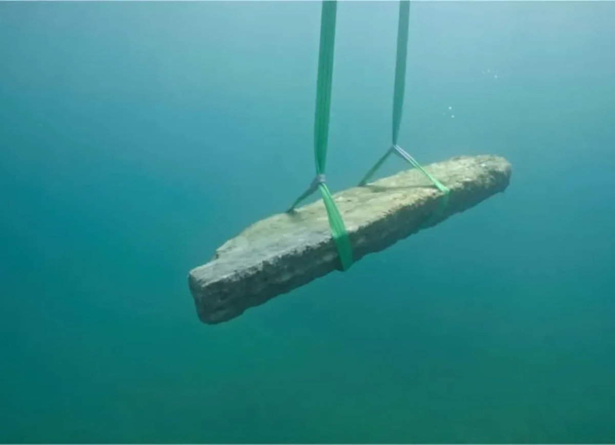 Linteau romain et autres objets récupérés à Bacoli, dans les profondeurs de Miseno.