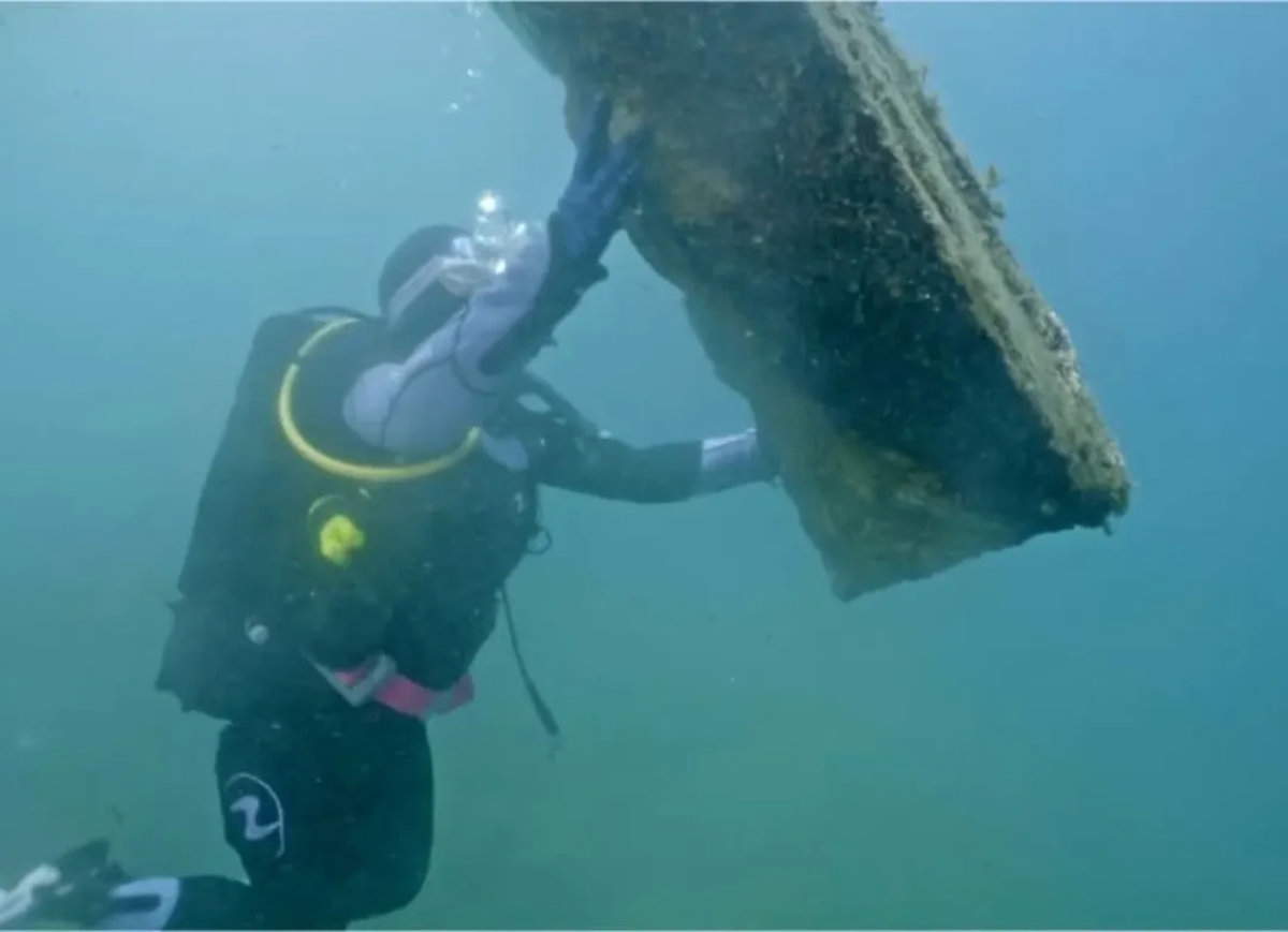 Un linteau romain et d'autres objets récupérés à Bacoli, dans les profondeurs de Miseno.