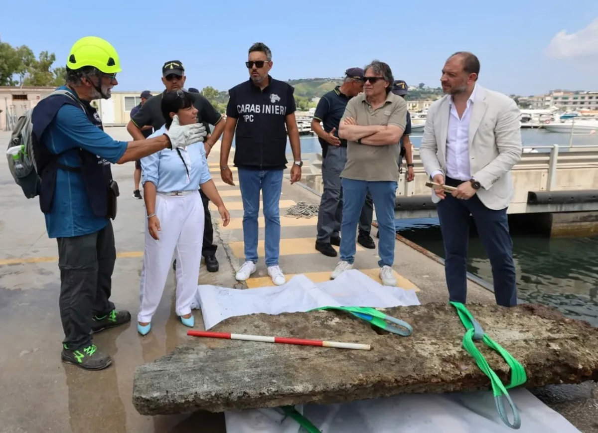 Linteau romain et autres objets récupérés à Bacoli, dans les profondeurs de Miseno.