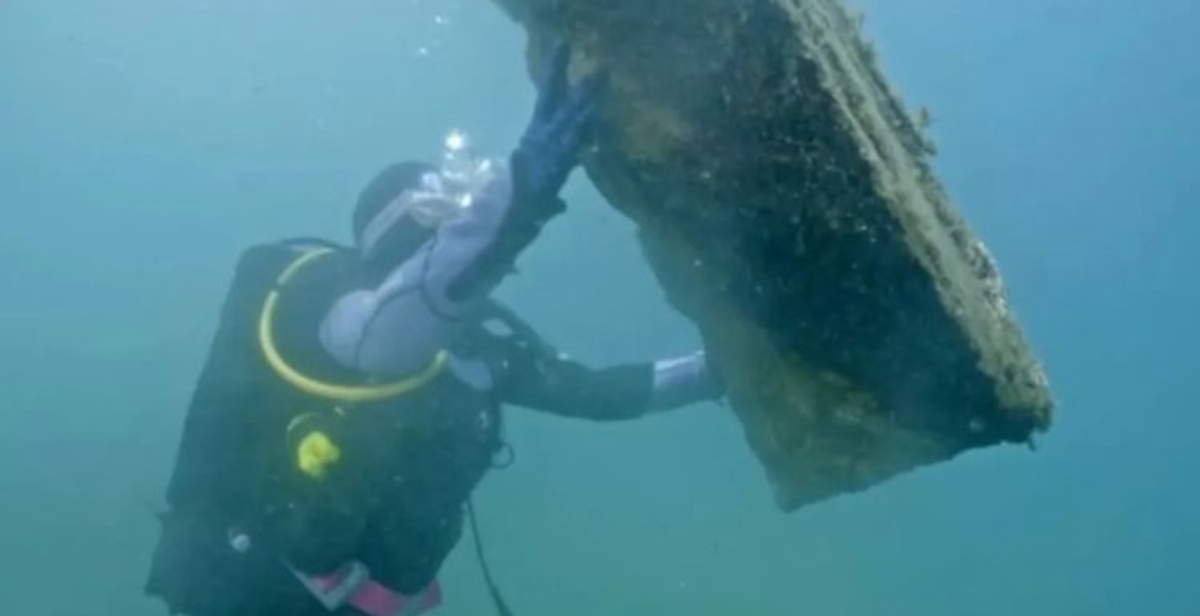 Archaeological finds from the imperial era recovered in the depths of the Roman port of Miseno (Naples)