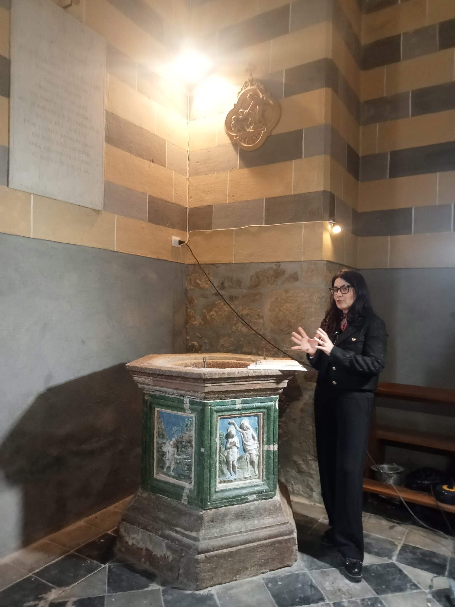 Il restauro del fonte battesimale. Foto: © Soprintendenza Archeologia Belle Arti e Paesaggio per la provincia di Viterbo e per l'Etruria Meridionale