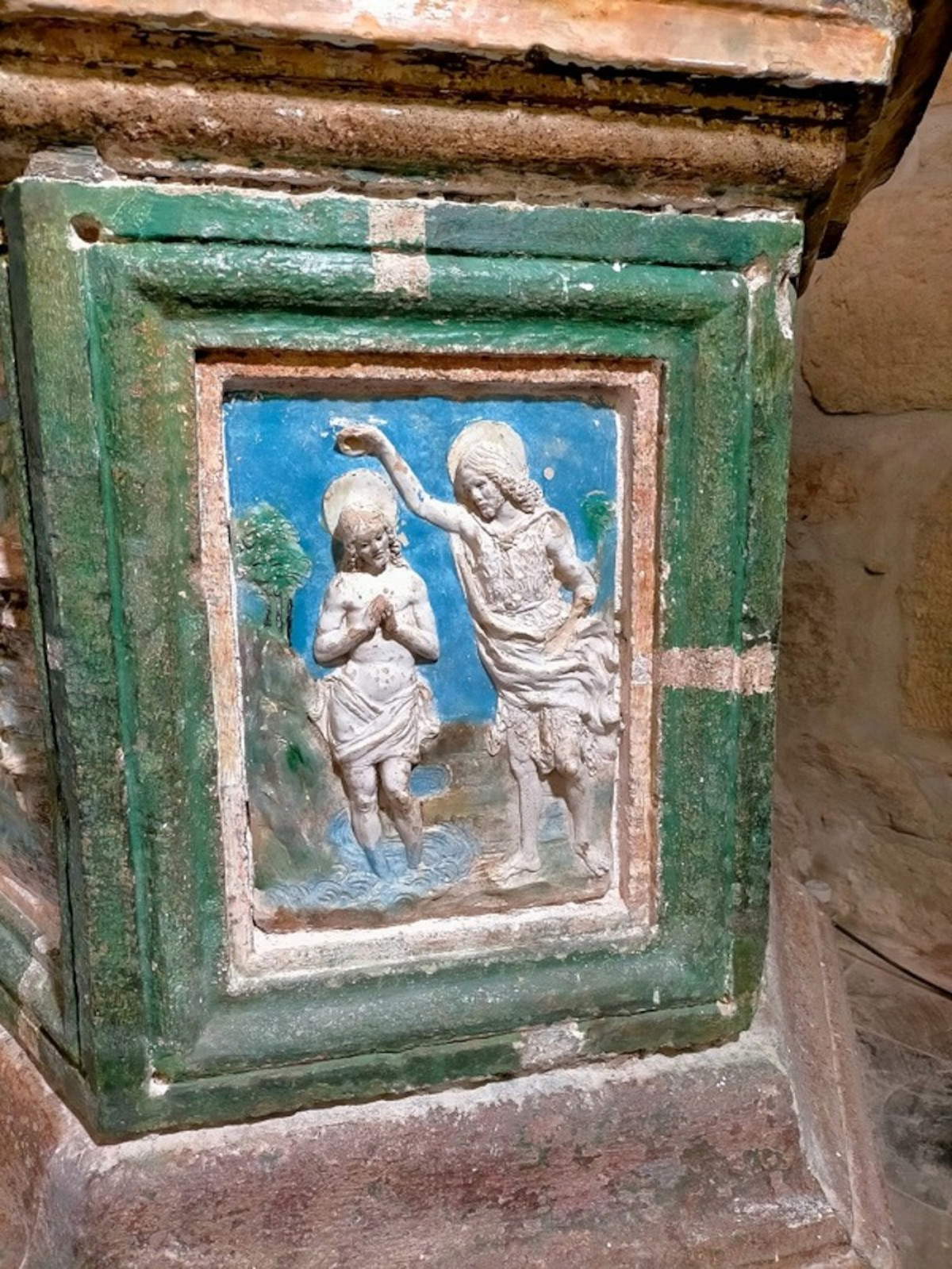 Il restauro del fonte battesimale. Foto: © Soprintendenza Archeologia Belle Arti e Paesaggio per la provincia di Viterbo e per l'Etruria Meridionale