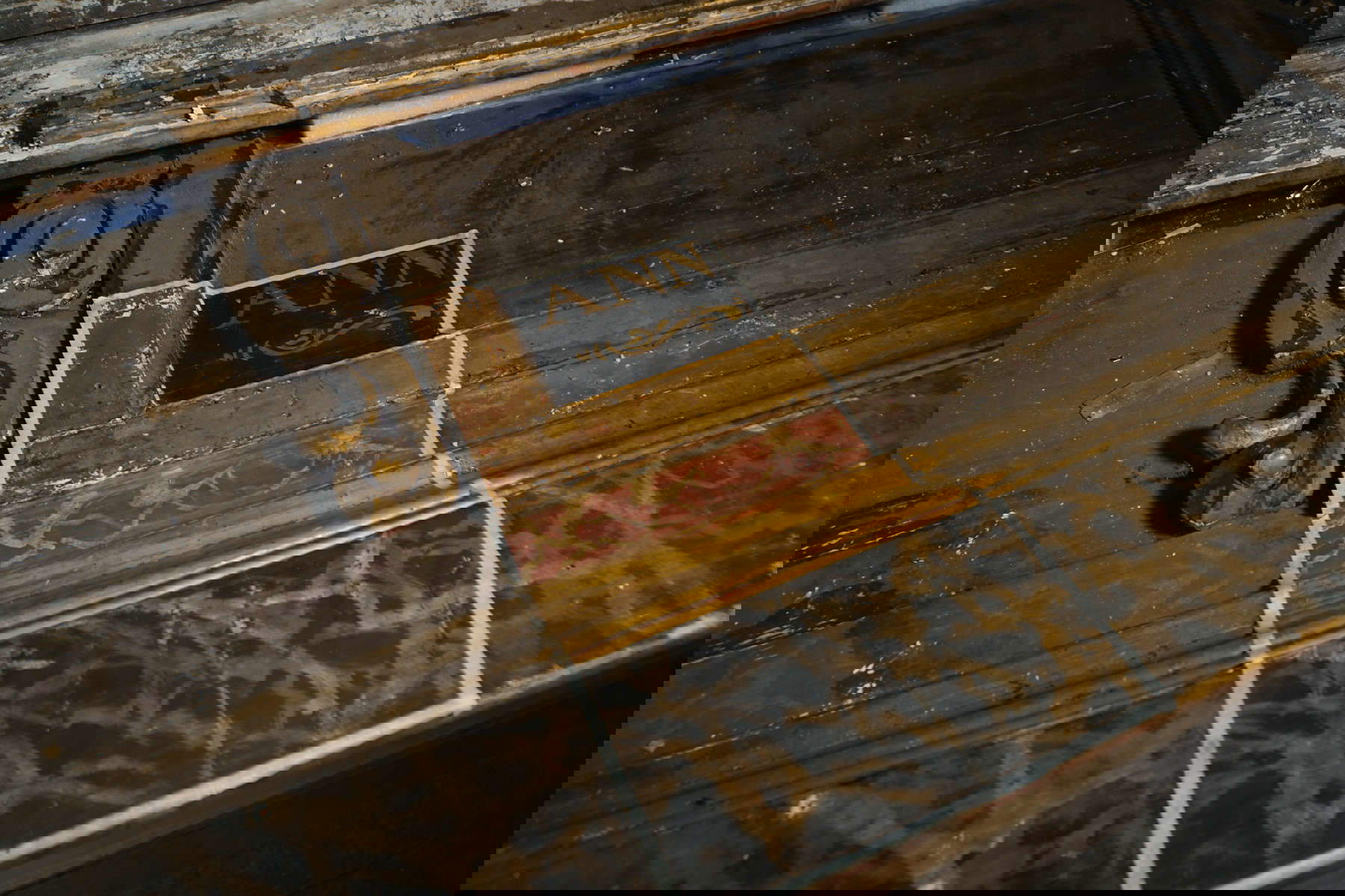 Reinigung mit Entfernung von Schmutz und angetrockneter Farbe. Foto: Monza Informa