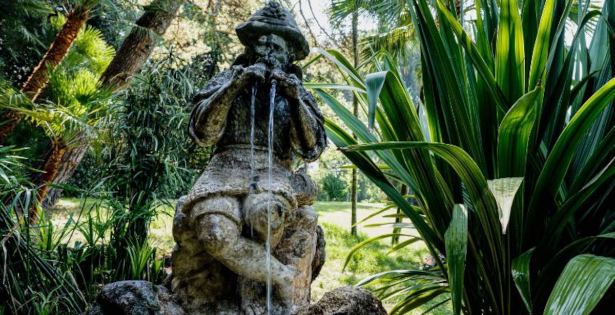 Restauración en curso de la Fuente del Pastor en el Jardín Inglés del Palacio Real de Caserta