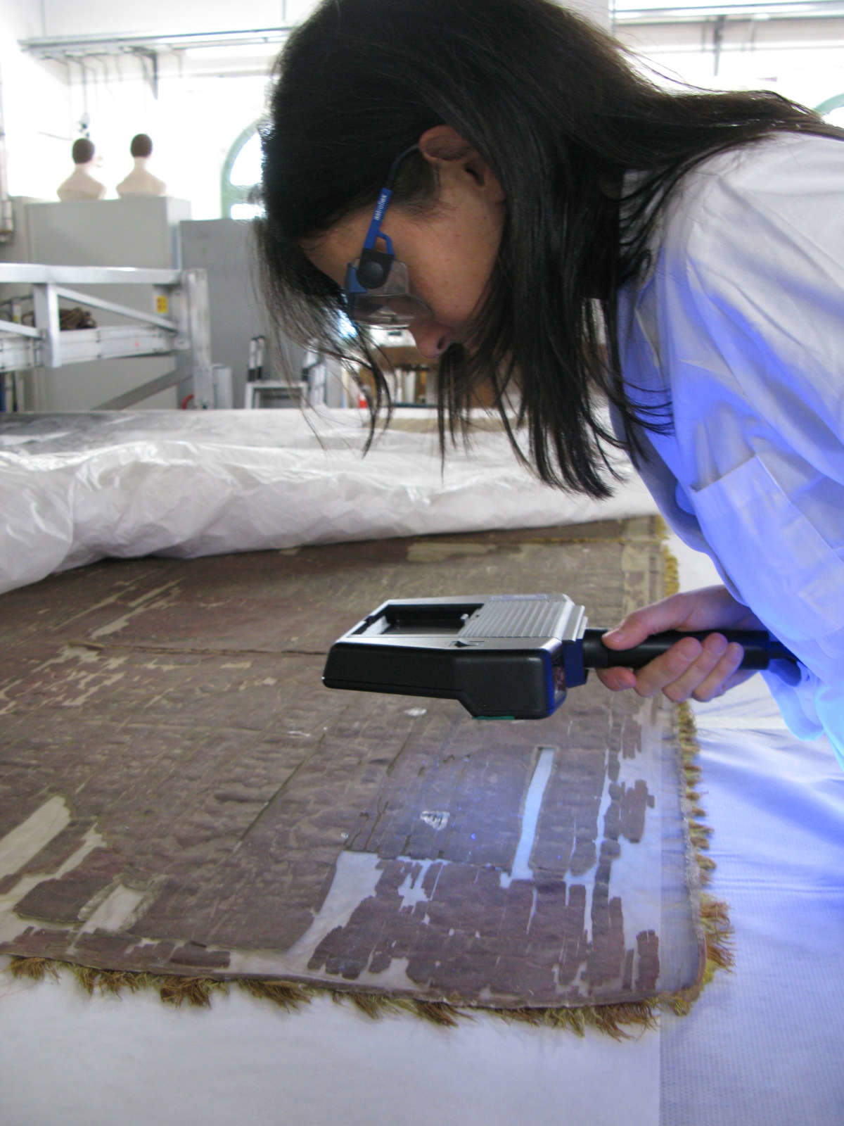 Observation avec la lampe de Wood, lumière UV, de l'état de conservation du dos avec les interventions précédentes