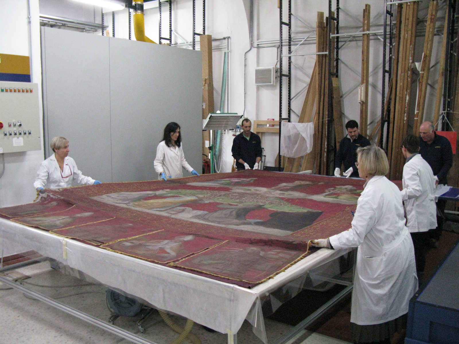 3 décembre 2013. Arrivée du Gonfalone dans les laboratoires de la Fortezza da Basso. Mise en place sur la grande table des laboratoires OPD de la Fortezza da Basso.