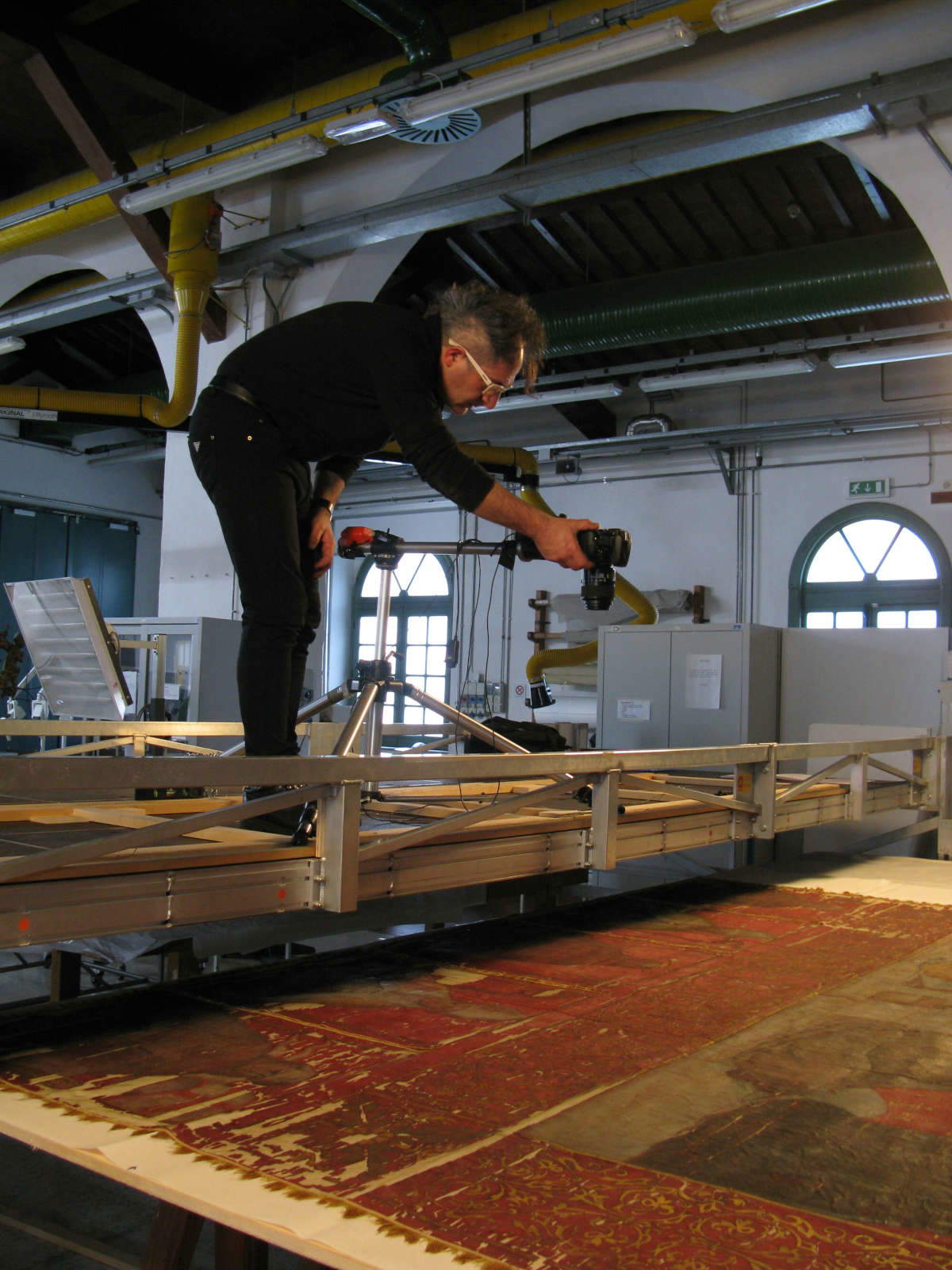 Documentation photographique avant l'intervention : utilisation du pont mobile pour filmer