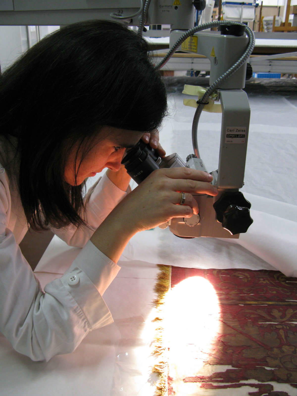 Étude et observation microscopique de l'état de conservation de l'œuvre : soulèvement du tissu de soie