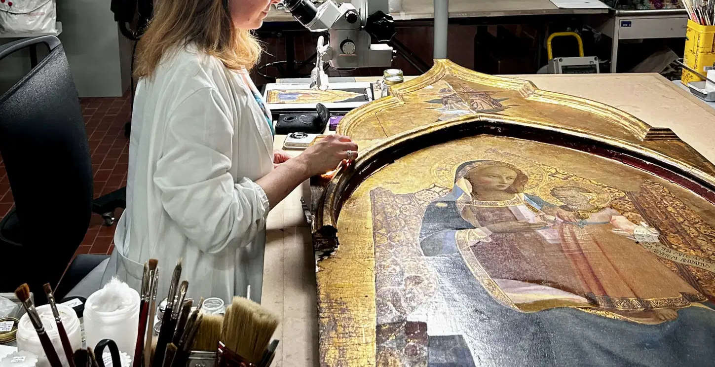 Restorer at work at OPD. Photo: Finestre Sull'Arte