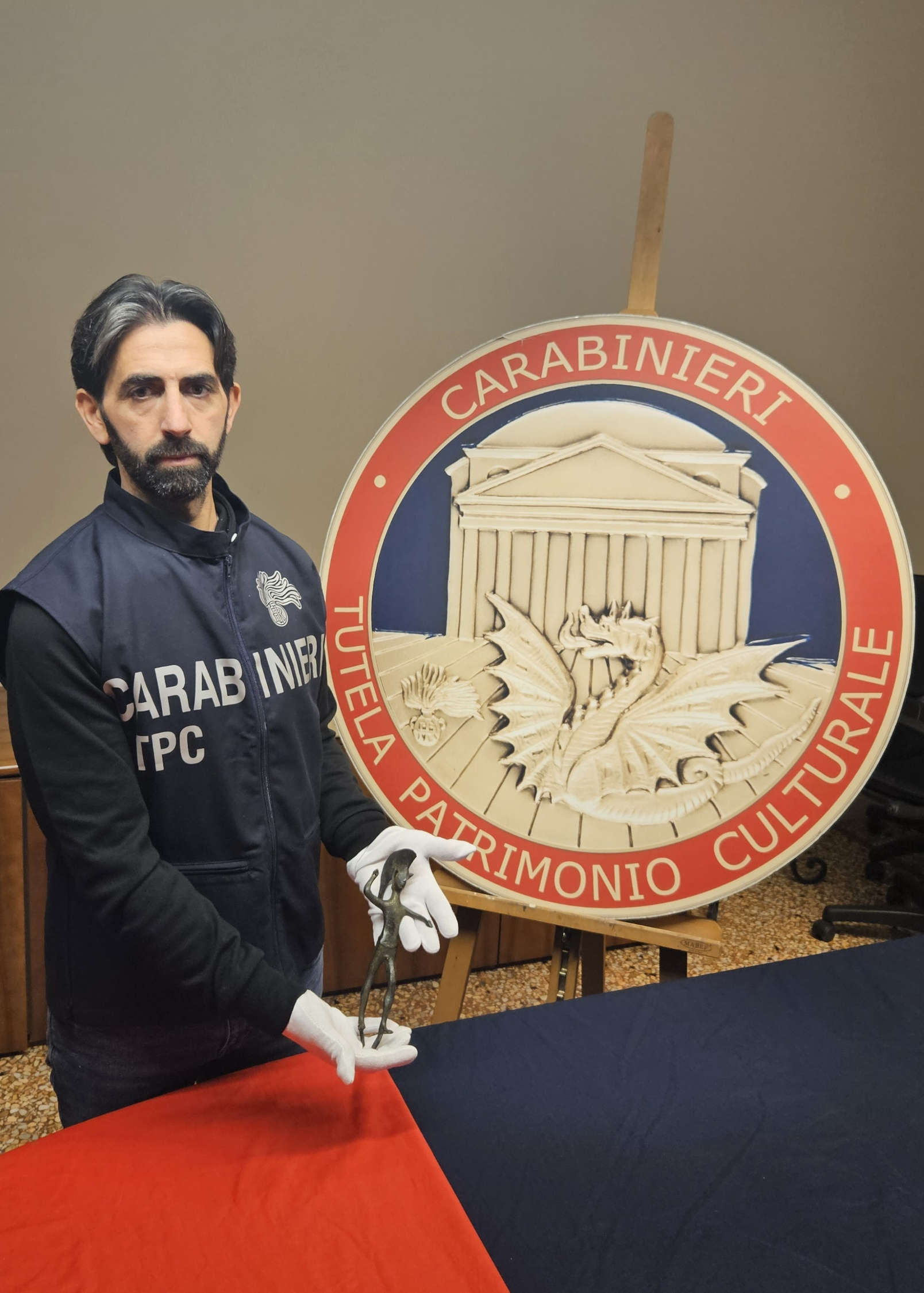 La restitution de la statuette étrusque en bronze au musée archéologique de Bologne