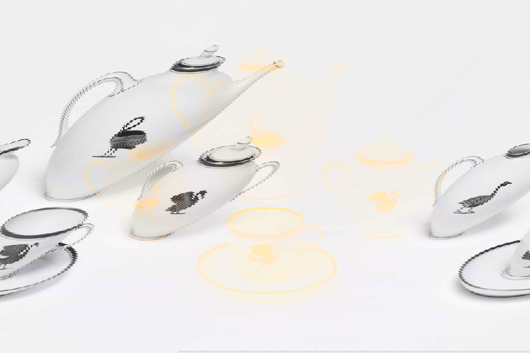 Richard-Ginori Ceramic Company, Doccia factory, Clelia coffee service with volatile decoration (circa 1950; porcelain, 13 cm saucer diameter; 5.3 x 7 cup; 10 x 11 sugar bowl; 9 x 10 milk jug; 16 x 17 coffee pot; Sesto Fiorentino, Museo Ginori, inv. 3401, 3402, 3403, 3407, 3413). Photo: Filippo Bardazzi, Florence Richard-Ginori Ceramic Company, Doccia factory, Clelia coffee service with volatile decoration (circa 1950; porcelain, 13 cm saucer diameter; 5.3 x 7 cup; 10 x 11 sugar bowl; 9 x 10 milk jug; 16 x 17 coffee pot; Sesto Fiorentino, Museo Ginori, inv. 3401, 3402, 3403, 3407, 3413). Photo: Filippo Bardazzi, Florence