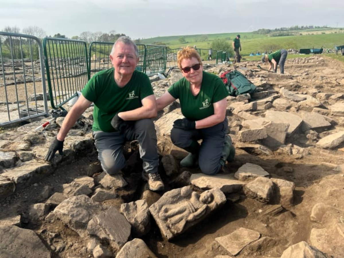I volontari Jim e Dilys Quinlan con rilievo della dea &copy; The Vindolanda Trust