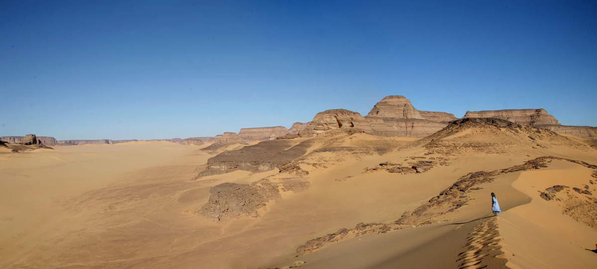 Vista dal riparo roccioso di Takarkori nella Libia meridionale. &copy; Missione Archeologica nel Sahara, Sapienza Universit&agrave; di Roma