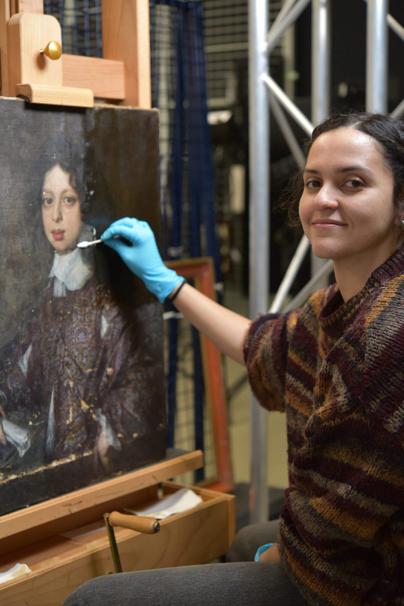 La restauratrice travaille sur le Portrait de Cosimo III de Médicis enfant. Photo : Fondation Phoebus