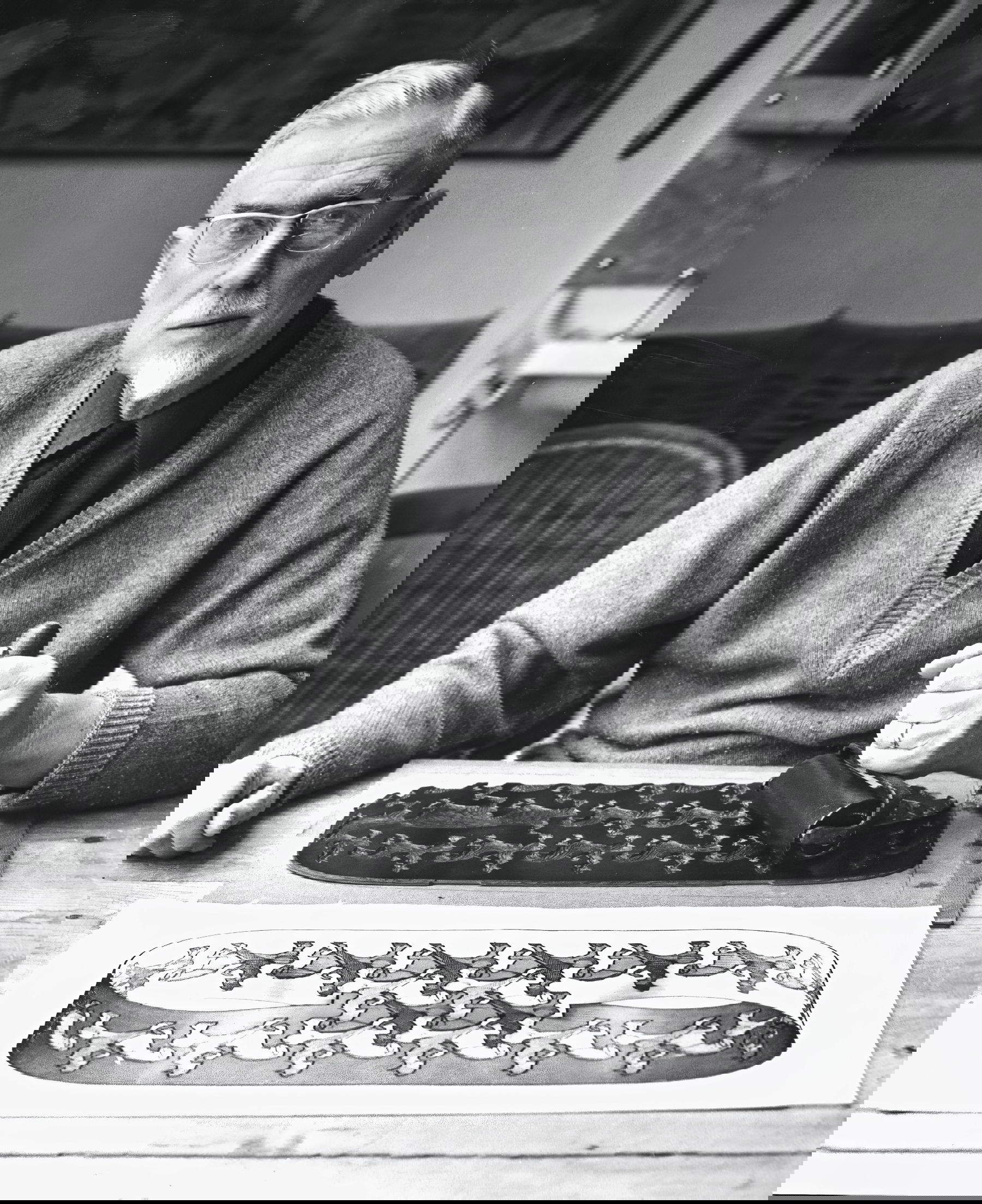 M.C. Escher inchiostra la matrice di Cavalieri (1946)