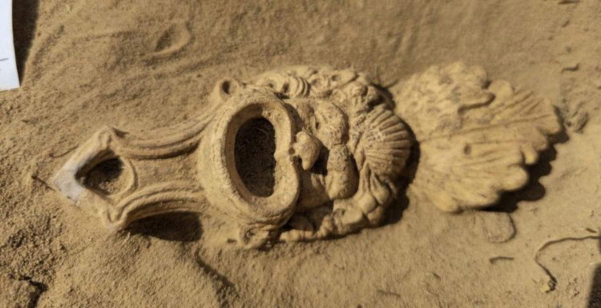 Roman oil lamp decorated with a mask discovered in the Netherlands, a unicum in the country