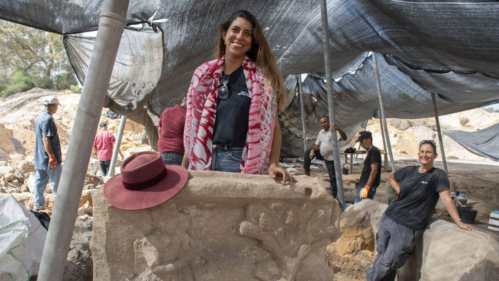 De gauche à droite : les archéologues Nohar Shahar et Shani Amit. Photo : Yuli Schwartz, Autorité israélienne des antiquités