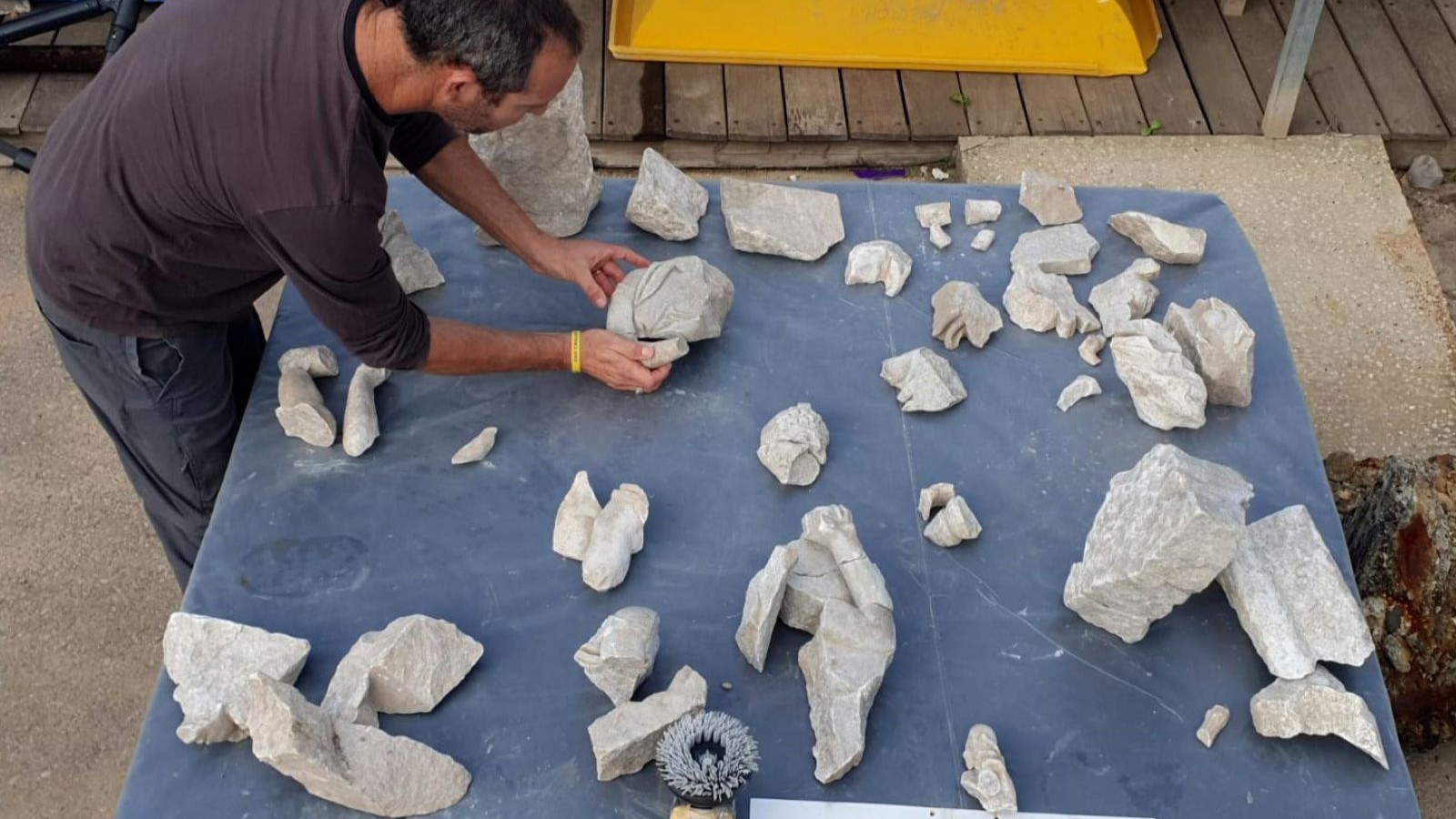 Les restaurateurs ont travaillé à l'assemblage des pièces. Photo : Administration de la conservation, Autorité des antiquités d'Israël