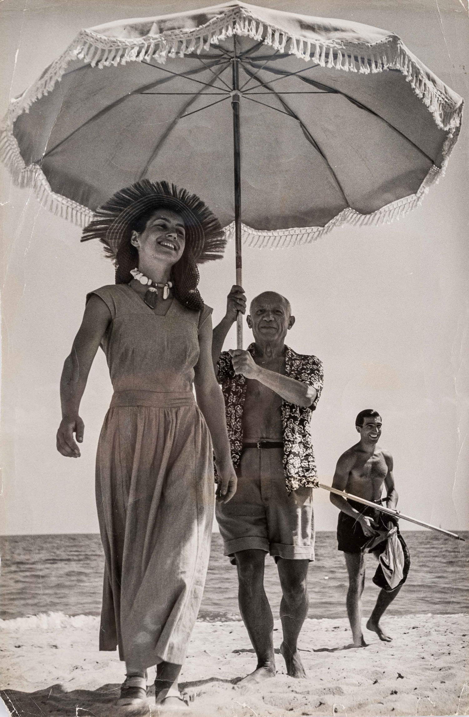 Robert Capa, Picasso Parade (1948; stampa, 20 x 31 cm)
