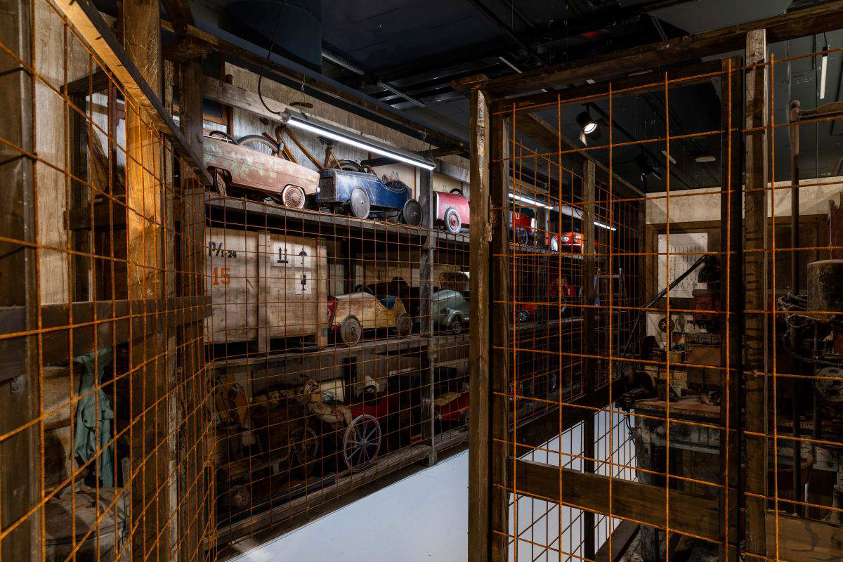 Turin, the art of playing with cars with Robert Kuśmirowski's models on display at MAUTO