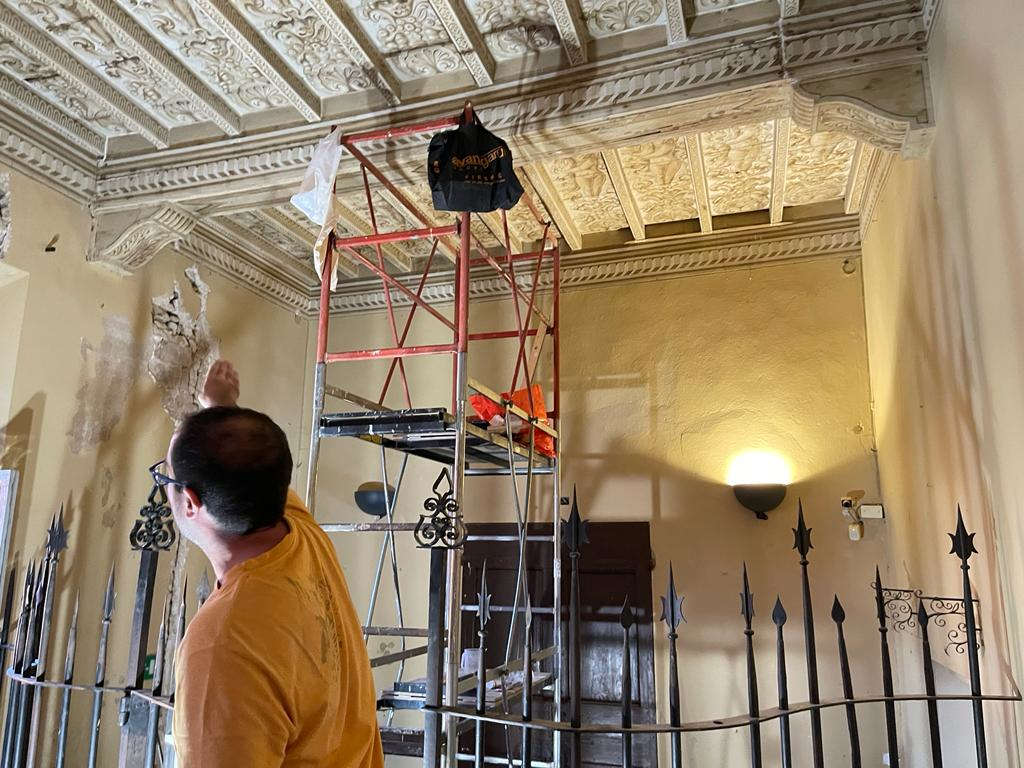 Preparazione del cantiere di restauro con i restauratori in Sala delle Armi, Museo Rocca di Dozza Preparazione del cantiere di restauro con i restauratori in Sala delle Armi, Museo Rocca di Dozza