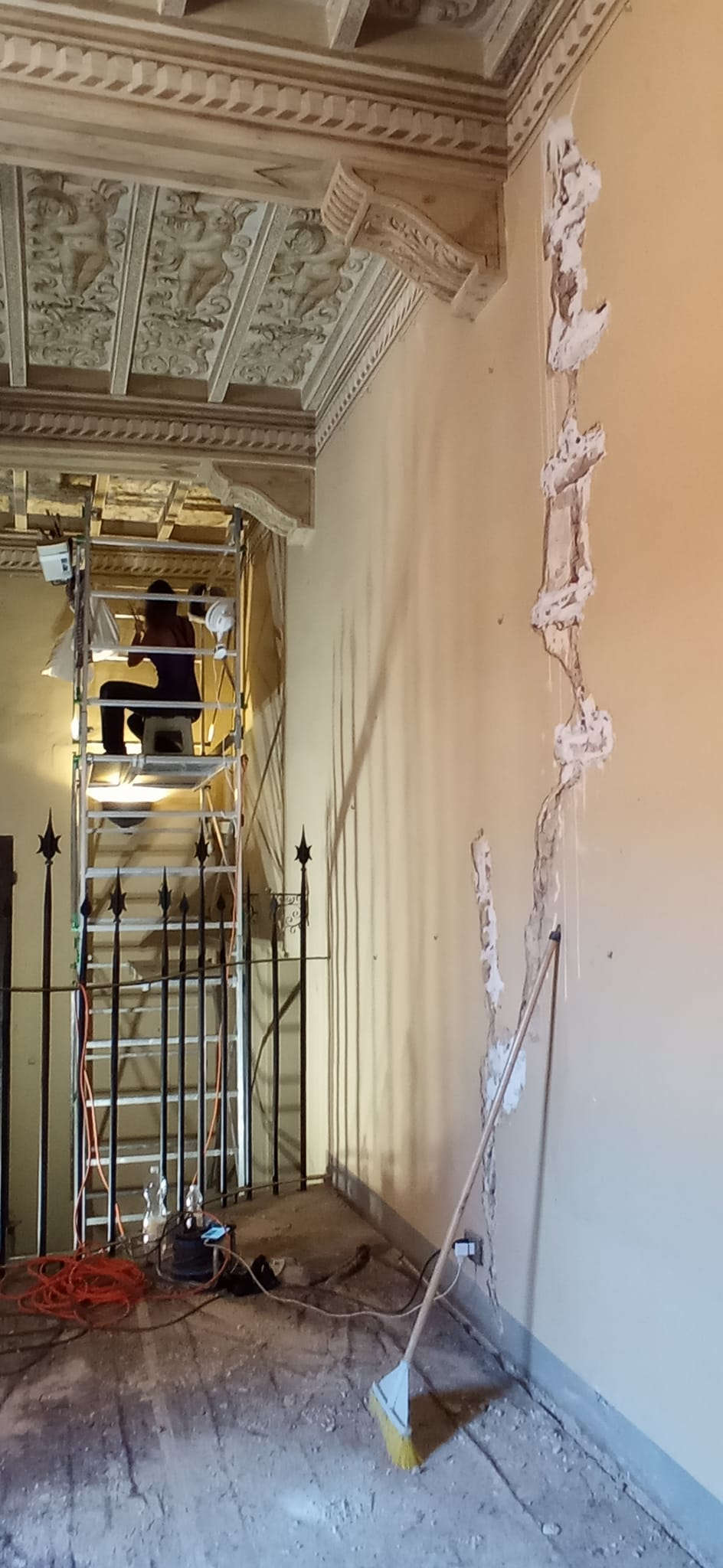 Un restauratore al lavoro in Sala delle Armi, Museo Rocca di Dozza Un restauratore al lavoro in Sala delle Armi, Museo Rocca di Dozza