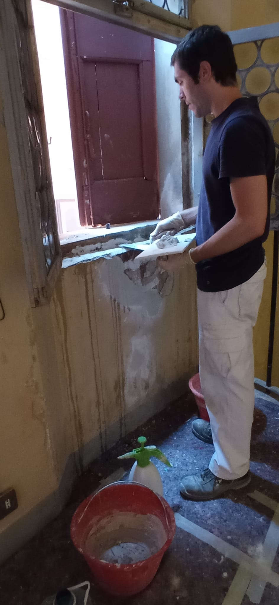 Un restauratore al lavoro in Sala delle Armi, Museo Rocca di Dozza Un restauratore al lavoro in Sala delle Armi, Museo Rocca di Dozza