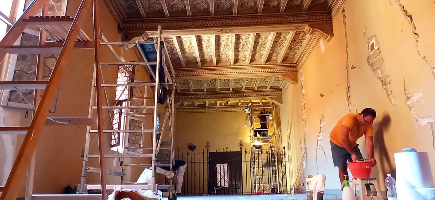 Restauratori al lavoro in Sala delle Armi, Museo Rocca di Dozza Restauratori al lavoro in Sala delle Armi, Museo Rocca di Dozza