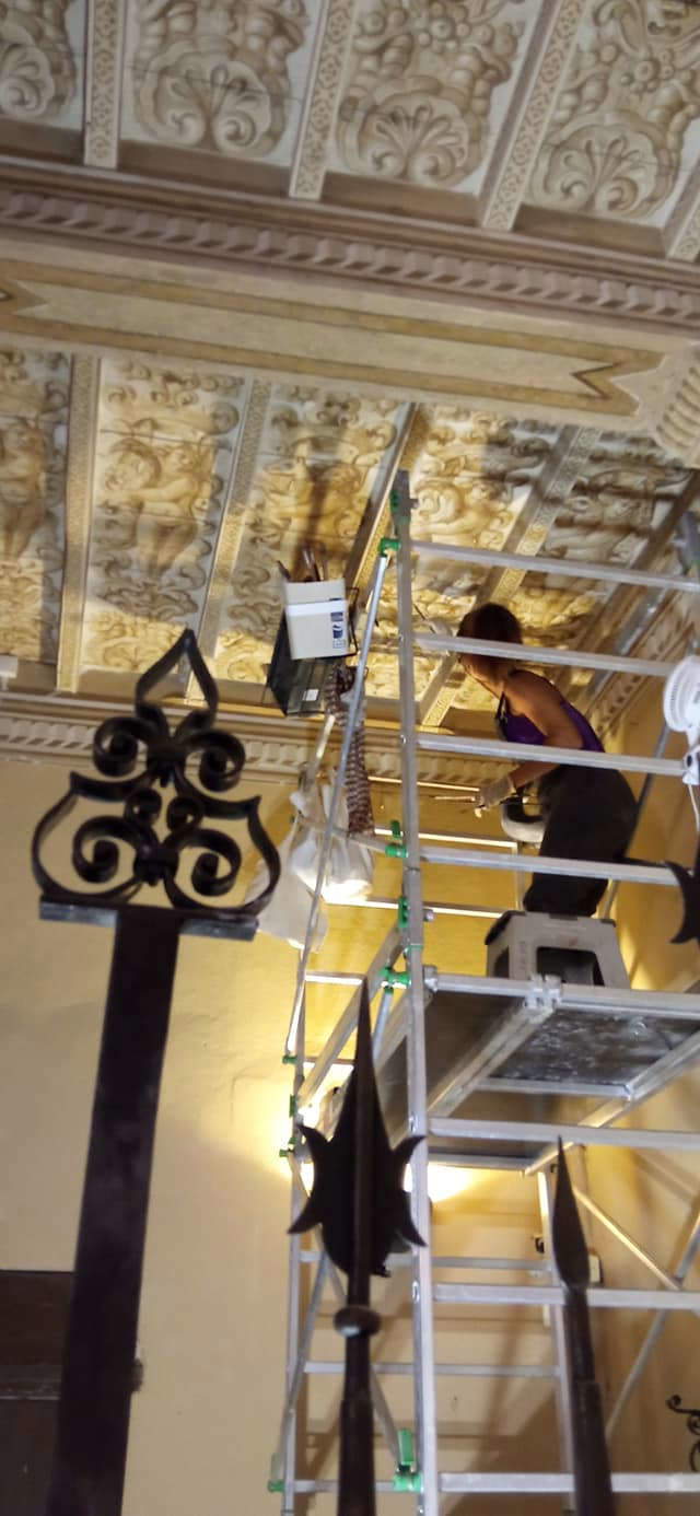 Un restauratore al lavoro in Sala delle Armi, Museo Rocca di Dozza Un restauratore al lavoro in Sala delle Armi, Museo Rocca di Dozza