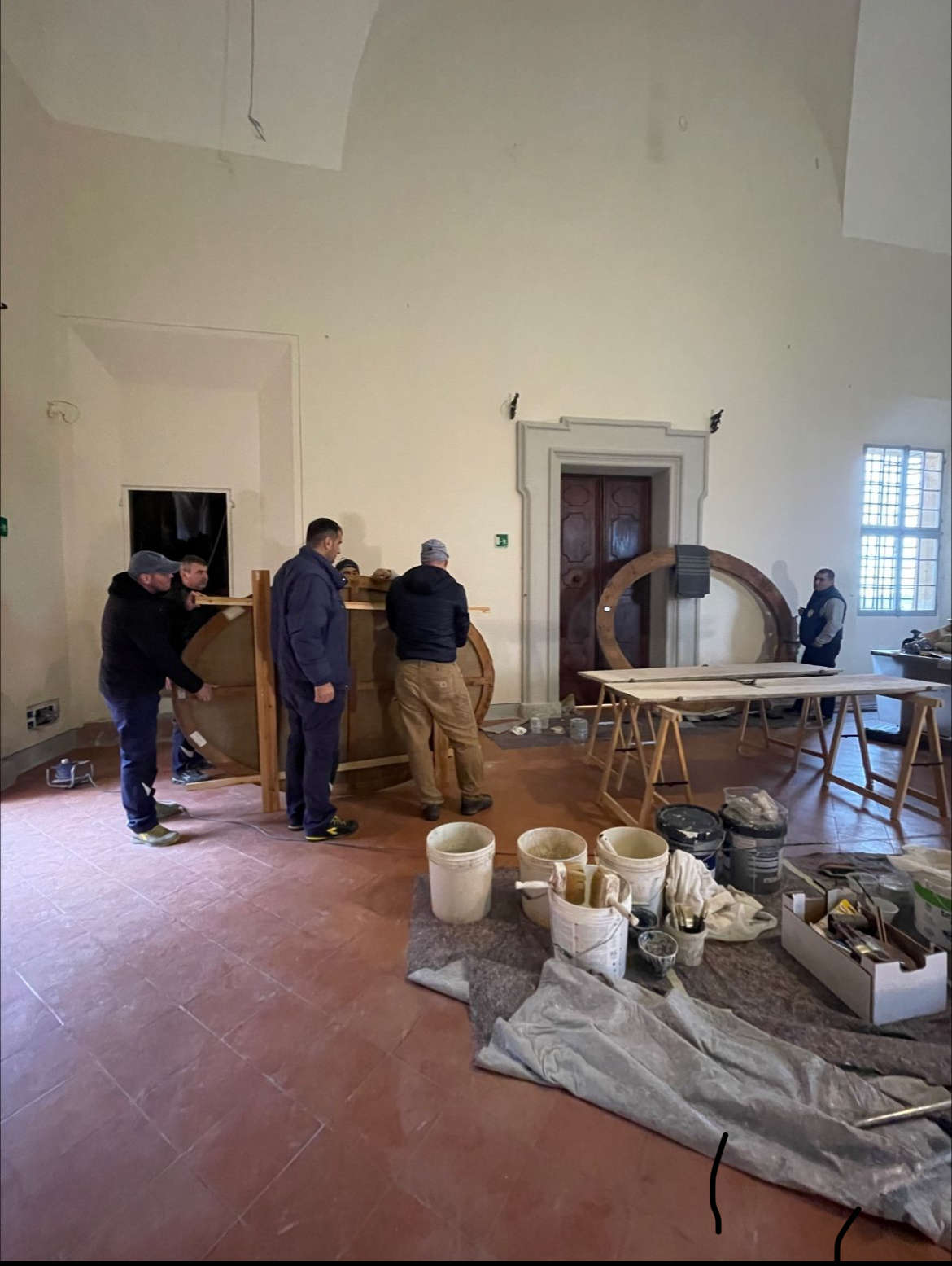 Preparazione del cantiere di restauro della Sala Grande e smontaggio del ciclo dei grandi ritratti della famiglia Malvezzi, Museo Rocca di Dozza Preparazione del cantiere di restauro della Sala Grande e smontaggio del ciclo dei grandi ritratti della famiglia Malvezzi, Museo Rocca di Dozza